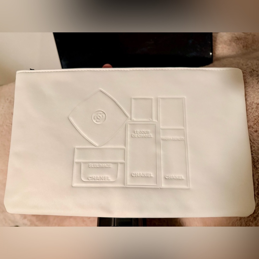 Chanel Beaute LARGE White Faux Leather Pouch. Soooo soft Puffy Design NIB GWP